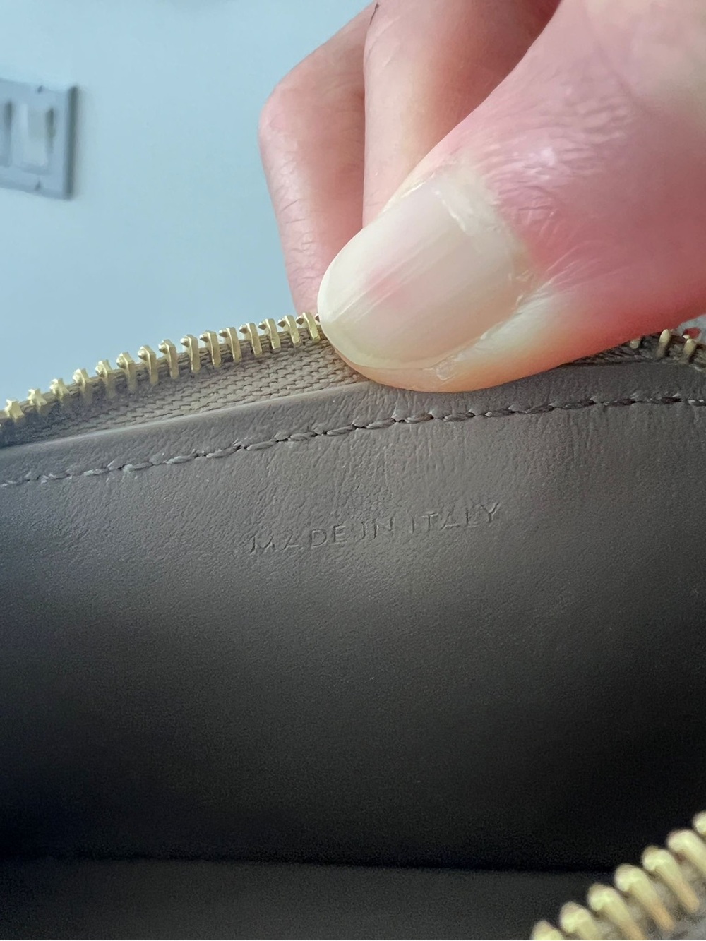 Celine Pebble Zipped Compact Card Holder in grained calfskin - Picture 5 of 8
